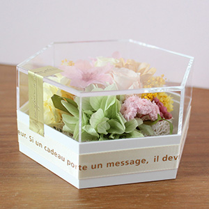 寝かせた様子です。花器をリボンでくるみ、蓋とケースをギフトシールで留めました。