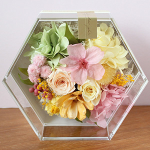 ケース全体にお花が敷き詰められたデザインです。