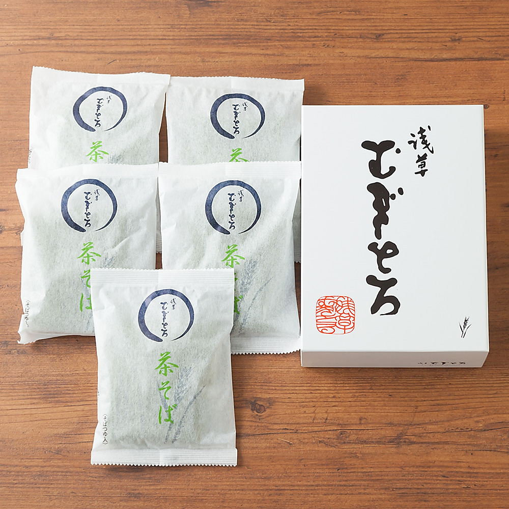 個包装された状態でお届けします。専用のつゆ付きですので、ご家庭で「浅草むぎとろ」ならではの茶そばをお召し上がりいただけます。