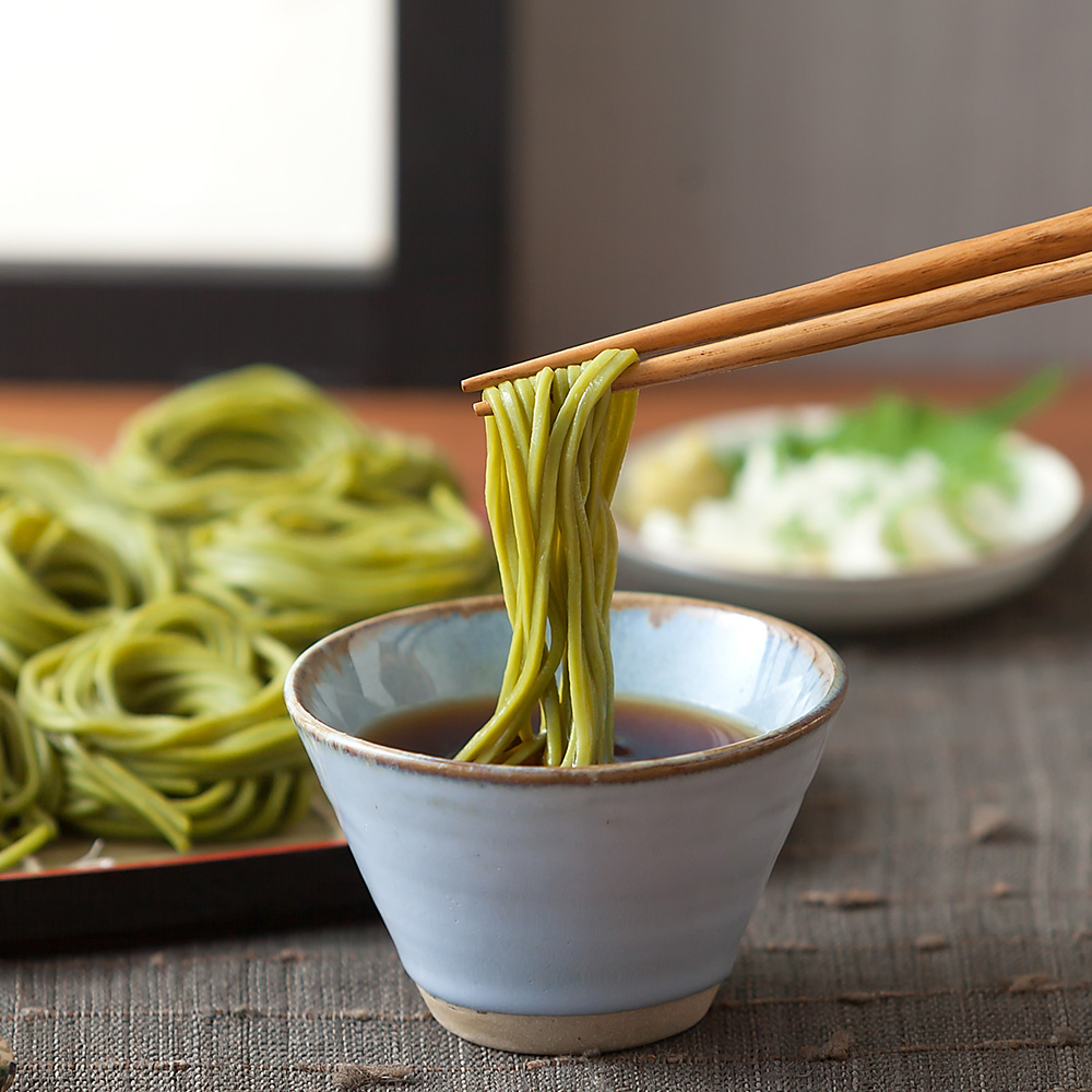 山芋を入れじっくり乾燥させた乾麺。抹茶の風味と、しっかりコシのある麺は初夏にピッタリの逸品です。