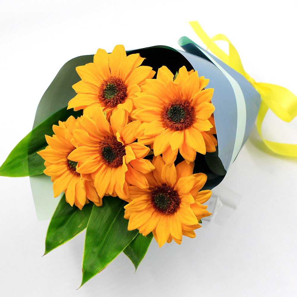 一緒にお届けするのは元気いっぱいのヒマワリの花束です。