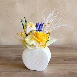 円形の陶器にお月見カラーのお花をあしらいました。