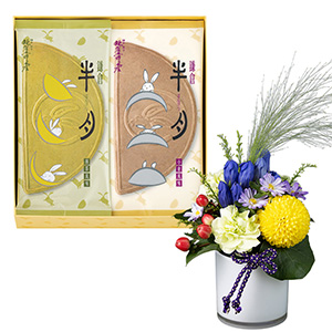 お花と「鎌倉半月 10枚入」が一緒に届きます。