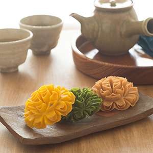 お茶のお供にぴったり。華やかなお菓子で日常に彩りを…