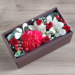 鮮やかなピンクの花々を組み合わせたアレンジメント。お祝いの席に華やぎを添えます。