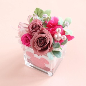 大人かわいいピンク系のグラデーションカラーの花々がたくさん入っています。