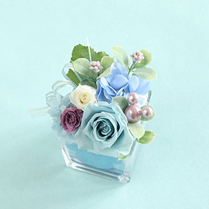 オフホワイトを差し色にライトブルー、パープルのバラやミニバラ(またはアジサイ)を合わせています。