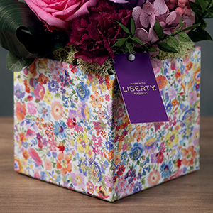 リバティ・ファブリックスを使用したBOXに、「尊敬」の意味を持つ紫色の花々をあしらいました。