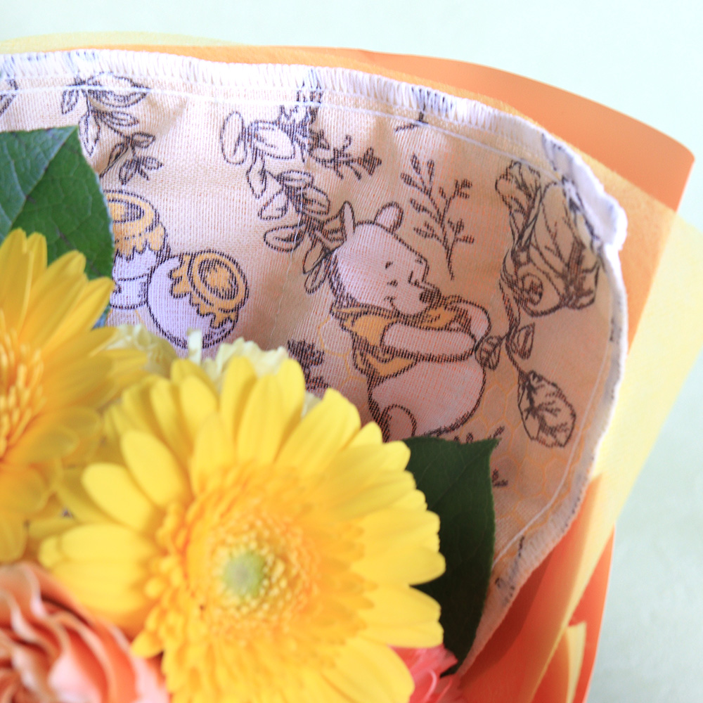 ふきんにデザインされているプーさんのアートが花の間からチラ見えして、可愛らしいです。