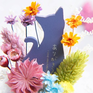 「猫」シルエットには、あの子に伝えたい「ありがとう」の文字が描かれています。