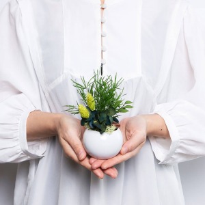 大人の女性が持った大きさイメージです。画像の商品は「ラウンド」です。