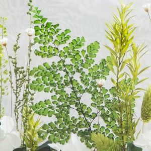 中央の平たいグリーンはアジアンタム。圧倒的な存在感です。