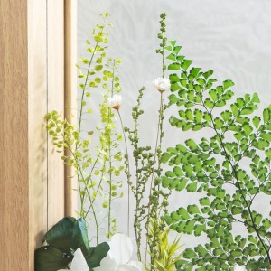 上へ上へと伸びる可憐な植物たちを表現しました。