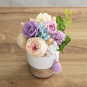 違う角度から見た様子です。奥の方までお花とグリーンが入っています。