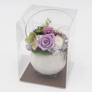 そのまま飾れるクリアケースに入れてお届けします。