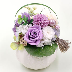 凹凸のある陶器製の器は流れるような花の模様が描かれたデザインです。