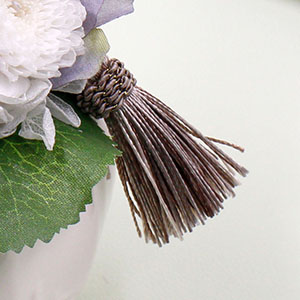 落ち着いたグレーのタッセルがアクセントになっています。