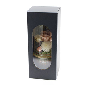 窓付きの黒い専用BOXに入れてお届けします。