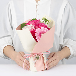 大人の女性が持った場合の大きさイメージです。