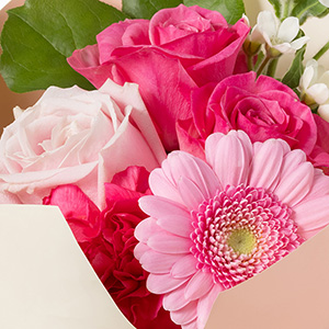 華やかなバラをメインにカーネーション、ガーベラなどの花々を合わせました。