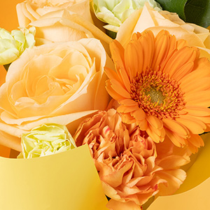 華やかなバラをメインにカーネーション、ガーベラなどの花々を合わせました。