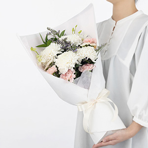 花束を大人の女性が持ったサイズ感です。