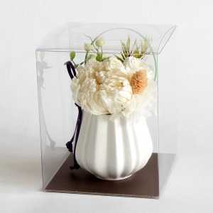 そのまま飾れるクリアケースに入れてお届けします。