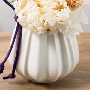 縦ラインの彫りが美しい陶器がモダンで上品な印象です。