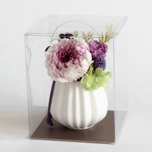 そのまま飾れるクリアケースに入れてお届けします。