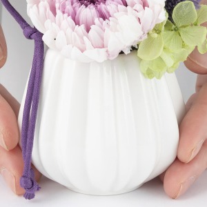 縦ラインの彫りが美しい陶器がモダンで上品な印象です。