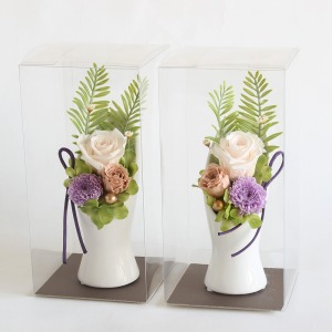 そのまま飾れるクリアケースに入れてお届けします。