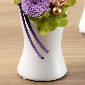 凛とした佇まいの白い陶器です。