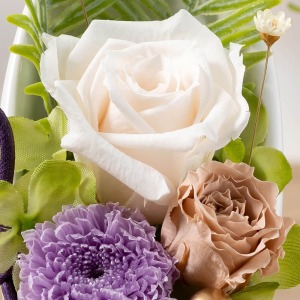 ごく淡いピンクのバラとベージュピンクのミニバラの優しい色合わせです。