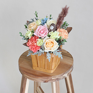 別角度のイメージです。水浴び小屋の木のぬくもりをイメージした花器に花々をアレンジしました。
