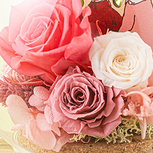 ふたりのあたたかな関係やワンピースの色合いをイメージし、ピンク系の花々でまとめました。