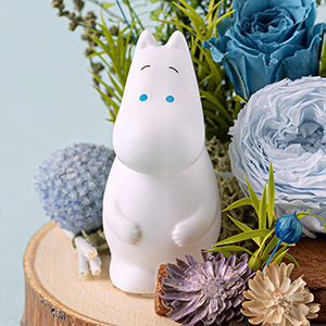 愛らしい表情のムーミンがお花の中にたたずんでいます。