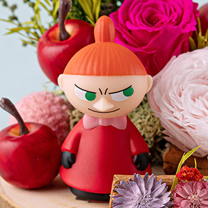 ニッコリ笑顔のリトルミイがお花の中にたたずんでいます。