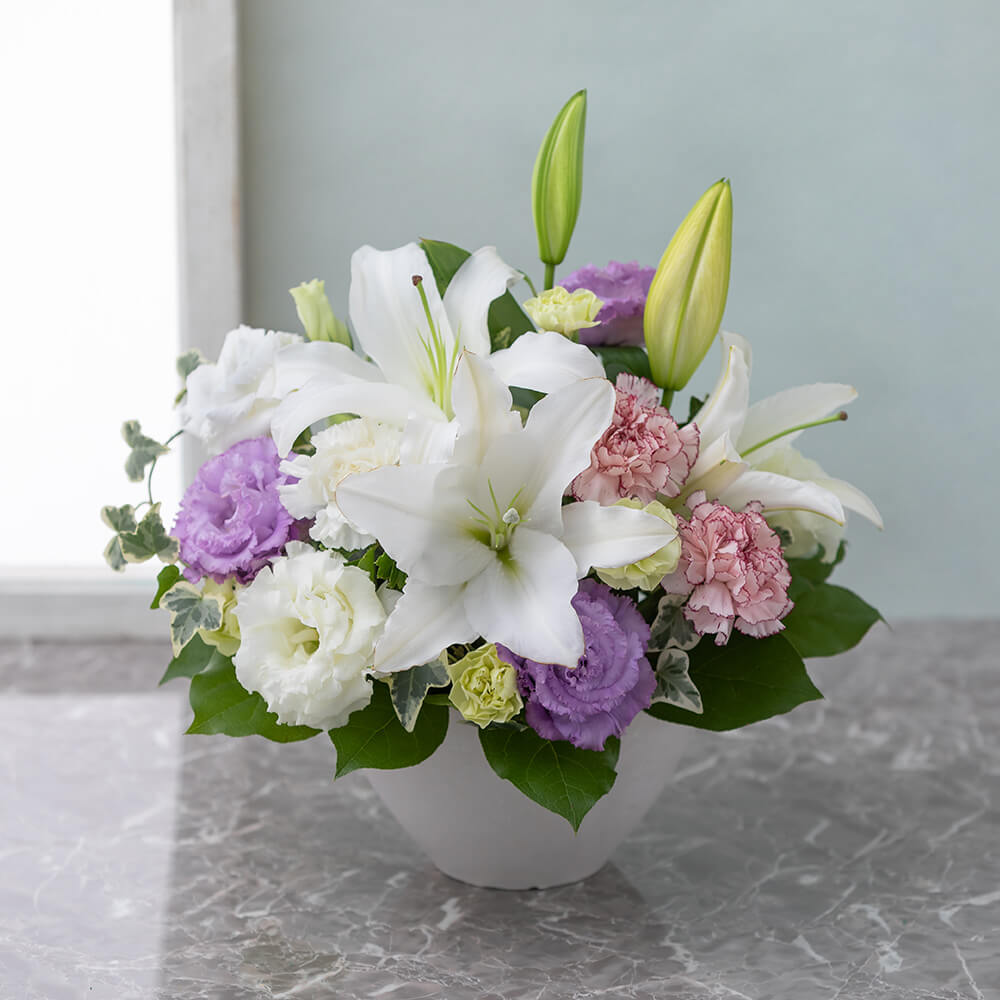 イイハナ お供え花 アレンジメント やすらぎ花 藤色重ね 花 フラワーギフト販売 通販