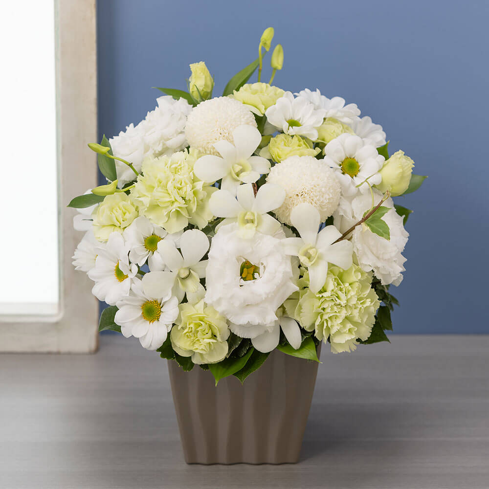 お供え花 アレンジメント「祈り(白)」｜フラワーギフト通販なら