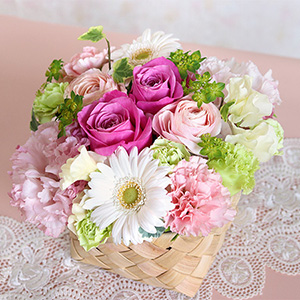 happy 済ませ day..＊°..優しい春色のバスケットアレンジ
