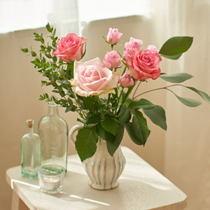 イイハナ 花束セット フラワーベースセット ピンクローズとユーカリ 花 フラワーギフト販売 通販