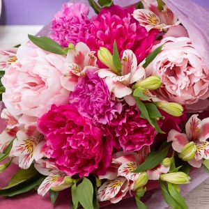 淡いピンクと濃いピンクの2種類の芍薬がメインの花束です。