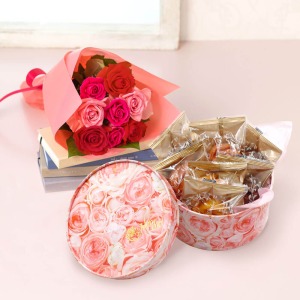 母の日にお届けするモンシェールの「バラのフィナンシェ・エタニティローズボックス」です。バラの花束と一緒にお届けします。
