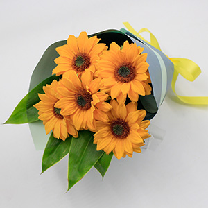 一緒にお届けするのは父の日にぴったりの、ヒマワリの花束です。