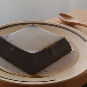 二枚皮の黒胡麻は光沢があり、香りも味も格別です。この黒胡麻を自家焙煎し鹿児島の粗糖・五島産の天日塩を使用して丁寧に練り上げられています。