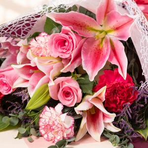 �����A�o���A�J�[�l�[�V�����Ɖ����̉ԁX�����؂ɂ܂Ƃ߂��؂₩�ȉԑ��ł��B