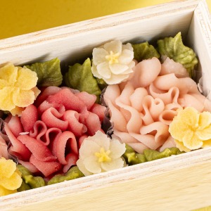 ���͂��̕\�ʂ�����������J�[�l�[�V�����́A�n���̐E�l���u�Q�v���ЂƂЂƂ�i�肵�Č`����Ă��܂��B