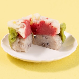 �؂₩���Q�q�̉Ԃ̉��ɂ́A�ݕĂƓ����̒I�c�ň�Ă��Ñ�Ă�p���Ă��܂��B