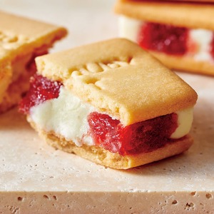 �^���ԂȂ������̃R���t�B�`���[���ƁA�����~���N�̃R�N���Ȃ߂炩�ɗ���グ���z���C�g�V���R���������Ƃ�N�b�L�[�ŃT���h���܂����B