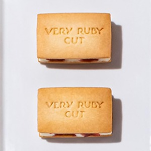 �N�b�L�[�̕\�ʂɂ�VERY RUBY CUT�̃��S�����󂳂�Ă��܂��B